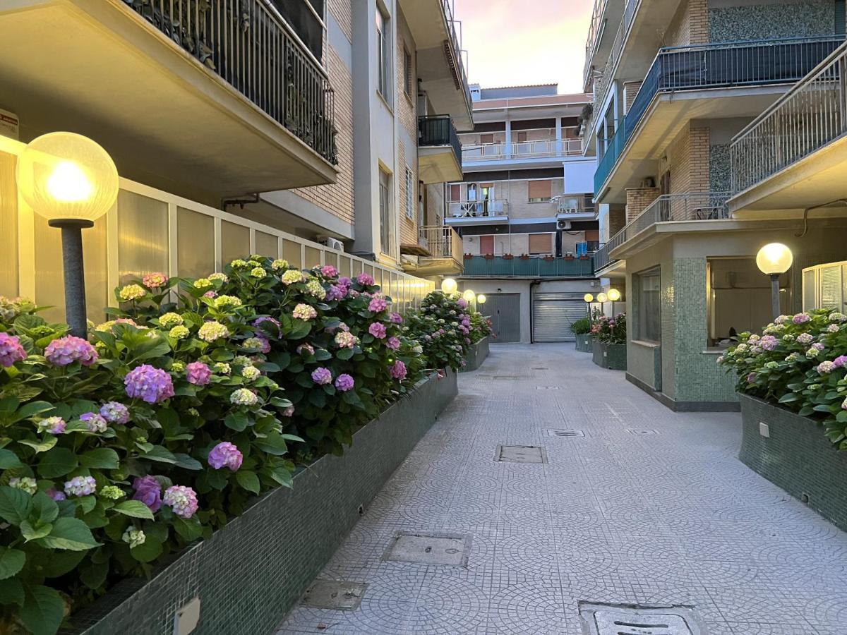 Lotus - Appartamento Sul Mare A Ostia Con Giardino Relax Exterior photo